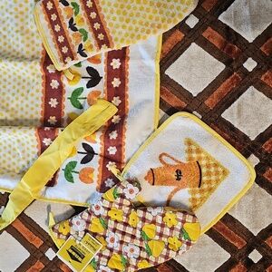 Vintage Apron w/matching Potholder Plus Additional Potholders